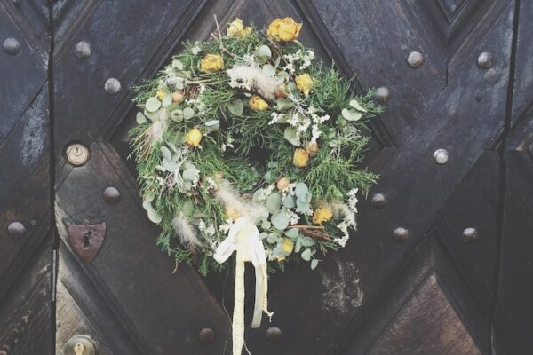 Could a Magnetic Wreath Replace All Your Bulky Holiday Decorations? outdoor switchable wreaths